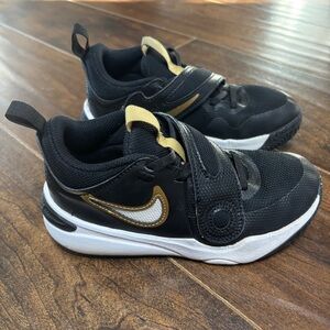 Nike Team Boy’s Hustle Sneakrs - Black/Gold/White - Size 13C